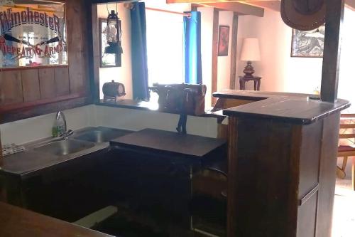 una cocina con fregadero y encimera en Maison en campagne style western, en Halluin