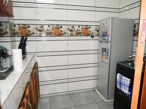 Modern and Cosy Apt in Abidjanにあるキッチンまたは簡易キッチン