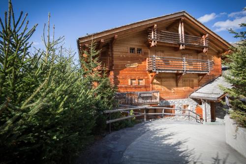 Cette cabane en rondins dispose d'un balcon sur le côté. dans l'établissement Residence Bastide, à Verbier