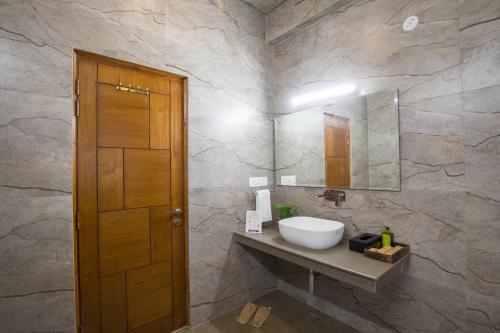 a bathroom with a sink and a mirror at ELIVAAS 4 BHK With Garden & Bonfire - Fleur De Lis in Kasauli