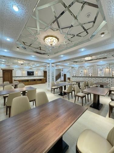 En restaurant eller et andet spisested på Emerald hotel