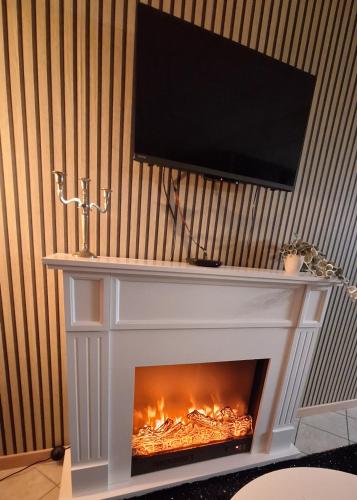 Elle comprend une cheminée et une télévision. dans l'établissement Romantic room, à Joinville