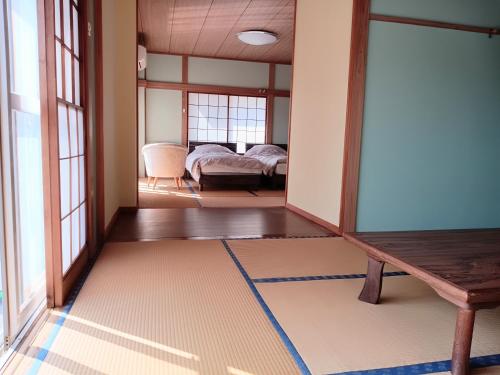 a room with a bed and a table at StellaMarina~海の星　ATAMI in Shimo-taga
