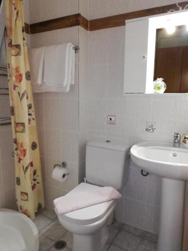 Bilik mandi di Kalithea Apartments - Heated Pool