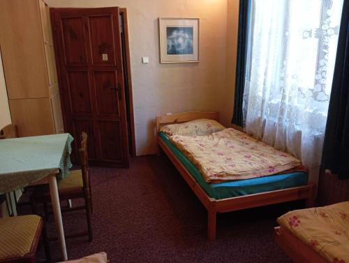 Postel nebo postele na pokoji v ubytování Stará škola - třílůžkový pokoj v pohodlí a klidu