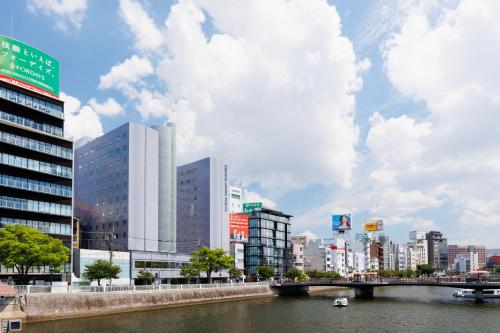 Výhled na řeku, která protéká v blízkosti hotelu