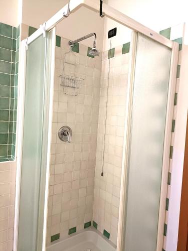 una ducha con puerta de cristal en un baño en Matteotti 51 - vicino a Rho Fiera, Ospedale Galeazzi e Stazione di Rho -, en Rho