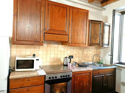 Una cocina o zona de cocina en Matteotti 51 - vicino a Rho Fiera, Ospedale Galeazzi e Stazione di Rho -