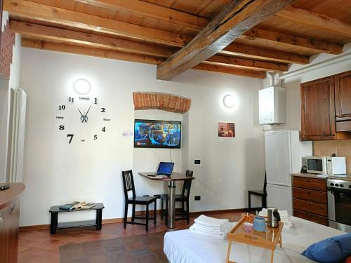 Una cocina con una mesa y un reloj en la pared. en Matteotti 51 - vicino a Rho Fiera, Ospedale Galeazzi e Stazione di Rho -, en Rho