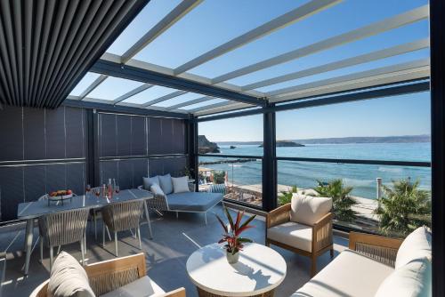 Seagull Luxury Apartment Next To The Sea - BY APOKORNAS VILLAS