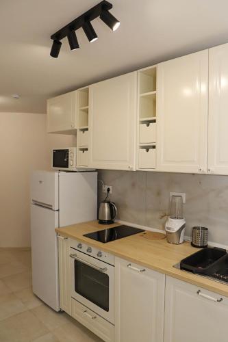 Η κουζίνα ή μικρή κουζίνα στο Sophie Studio - Top center, Cozy & Work-Friendly near AUBG, Free streaming platforms