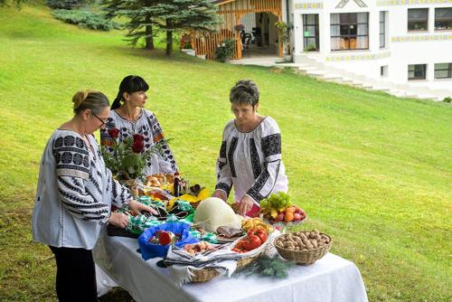 Makanan di atau berdekatan rumah tamu ini