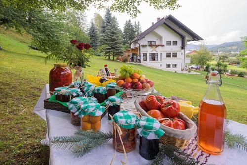 Makanan di atau berdekatan rumah tamu ini