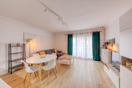 un salon avec une table et un canapé dans l'établissement Le Chill - Entre Paris et Disneyland, à Le Perreux-Sur-Marne