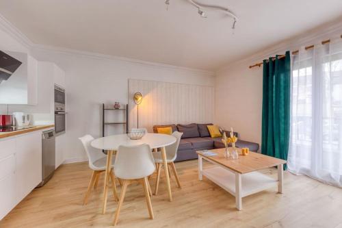 Il dispose d'une cuisine et d'un salon avec une table et un canapé. dans l'établissement Le Chill - Entre Paris et Disneyland, à Le Perreux-Sur-Marne