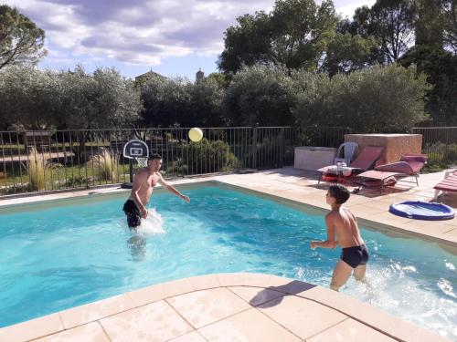 Πισίνα στο ή κοντά στο La Clastre location d'un studio avec piscine et clim près d'Uzès