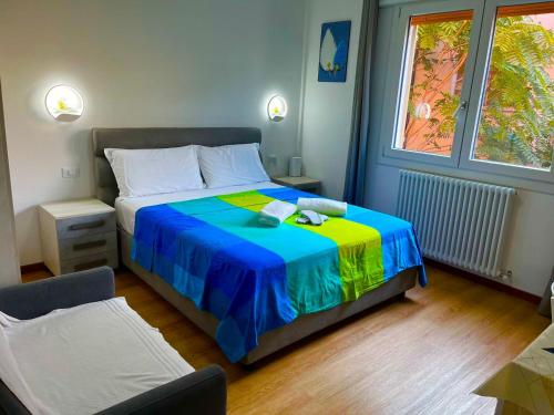 梅斯特San Marco House的卧室里有一张床，上面铺着一条彩色毯子