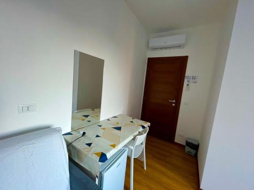 梅斯特San Marco House的一间有一张床和一张桌子的小房间