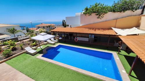 Happiness Chalet with Heated Swimming Pool