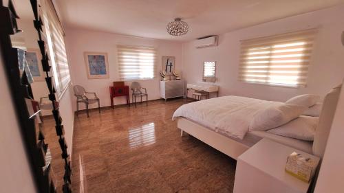 Ένα ή περισσότερα κρεβάτια σε δωμάτιο στο Happiness Chalet with Heated Swimming Pool