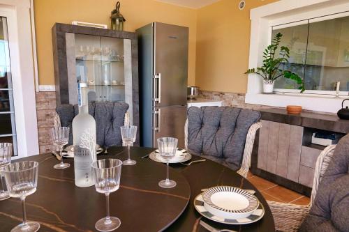 Η κουζίνα ή μικρή κουζίνα στο Happiness Chalet with Heated Swimming Pool