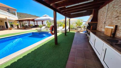 Πισίνα στο ή κοντά στο Happiness Chalet with Heated Swimming Pool