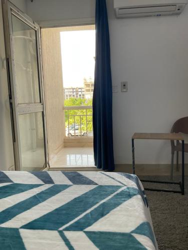Ένα ή περισσότερα κρεβάτια σε δωμάτιο στο Wide Garden View - Shared Apartment - East Hub - Amusement Park - إطلالة واسعة على الحديقة - شقة مشتركة