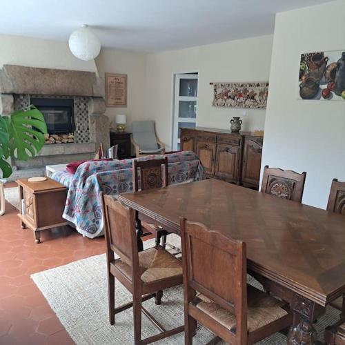 un salon avec une table et un canapé dans l'établissement Grande maison au coeur de la Bretagne, à Huelgoat