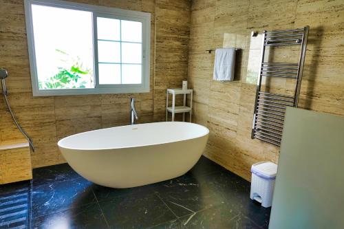Ένα μπάνιο στο Happiness Chalet with Heated Swimming Pool