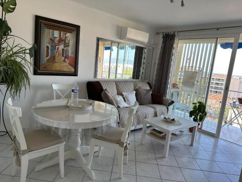 un salon avec une table et un canapé dans l'établissement Charmant Appartement de 42 m à 200 m de la Plage, à Fréjus