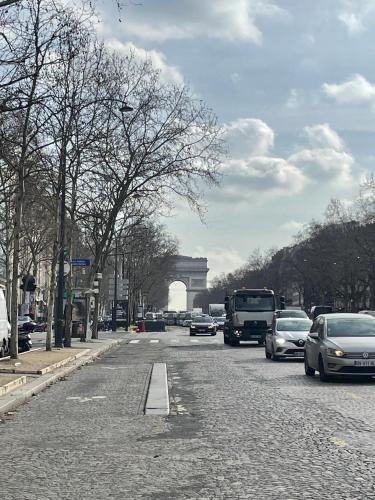 Chambre privée, sdb partagé, Arc de Triomphe, métro 1, T3b, RER c e a