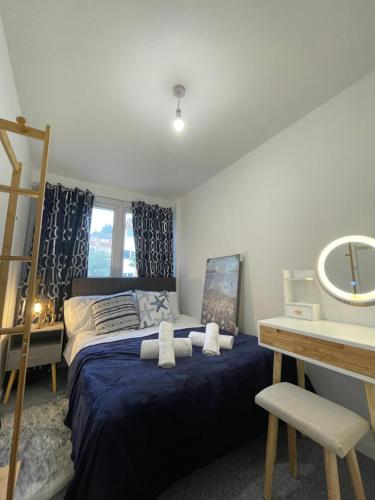 Postel nebo postele na pokoji v ubytování Luton Home