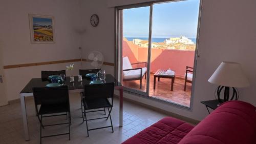 une salle à manger avec une table et une vue sur l'océan dans l'établissement Duplex vue mer - 150m de la plage, au Cap d'Agde