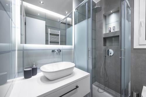 City Glow Apartment by Luxlikehome