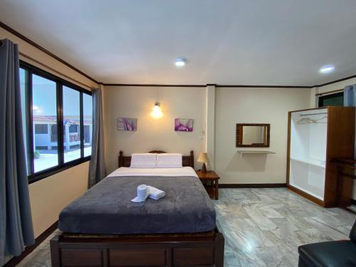 Postel nebo postele na pokoji v ubytování หาดทรายขาวรีสอร์ท