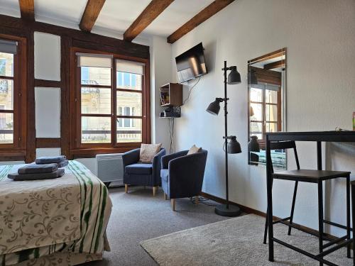 une chambre avec un lit et un miroir dans l'établissement Les Berges de l'Ill, à Strasbourg