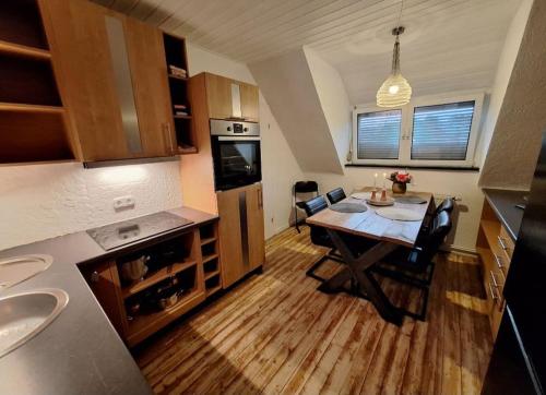 een keuken met een tafel en een keuken met een eetkamer bij Just-ed Weeze in Weeze