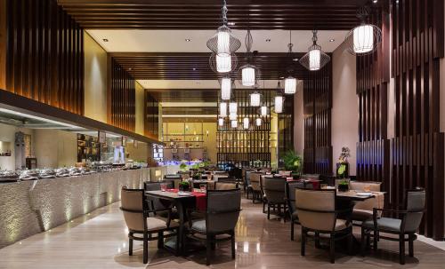 ห้องอาหารหรือที่รับประทานอาหารของ Wanda Realm Hotel Wuhu