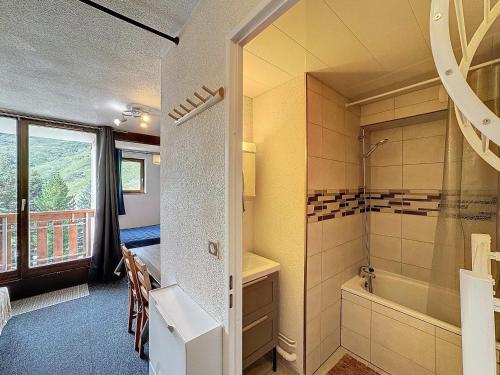 La salle de bains est pourvue d'un lit, d'une baignoire et d'une douche. dans l'établissement Charmant 2 pièces 4 pers, pied des pistes, Les Menuires - FR-1-178-188, aux Menuires