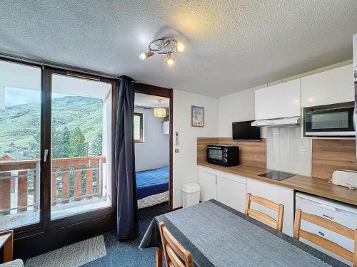 - une cuisine avec vue sur un balcon dans l'établissement Charmant 2 pièces 4 pers, pied des pistes, Les Menuires - FR-1-178-188, aux Menuires