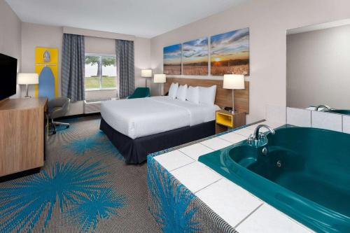 Postel nebo postele na pokoji v ubytování Days Inn & Suites by Wyndham of Morris