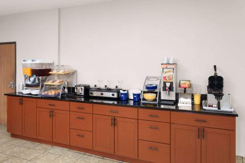 een keuken met een aanrecht met veel apparatuur bij Days Inn & Suites by Wyndham Morris I-80 in Morris