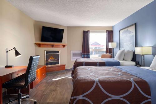 Télévision ou salle de divertissement dans l'établissement Super 8 by Wyndham Sherwood Park/Edmonton Area