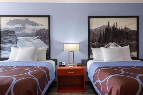 Un ou plusieurs lits dans un hébergement de l'établissement Super 8 by Wyndham Sherwood Park/Edmonton Area
