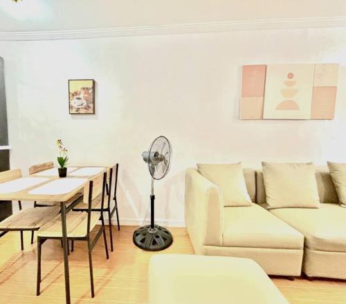 Ruang duduk di Unit 1 - Affordable Home Near Mactan Cebu Airport