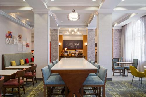 een wachtkamer met tafels en stoelen en een grote tafel bij Hampton Inn Pikeville in Pikeville