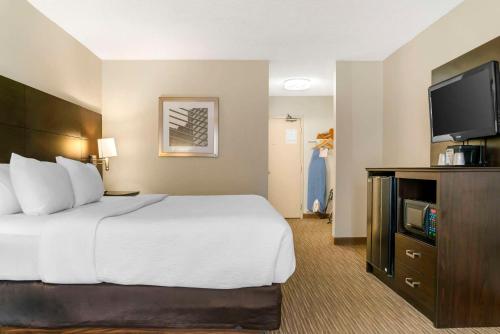 Ένα ή περισσότερα κρεβάτια σε δωμάτιο στο Quality Inn & Suites Monroe