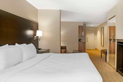 Ένα ή περισσότερα κρεβάτια σε δωμάτιο στο Quality Inn & Suites Monroe