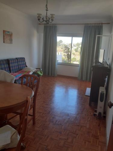 a living room with a table and a couch at Profiter,de,la,mer,et,de,Lisbonne,Cascais in Alcabideche