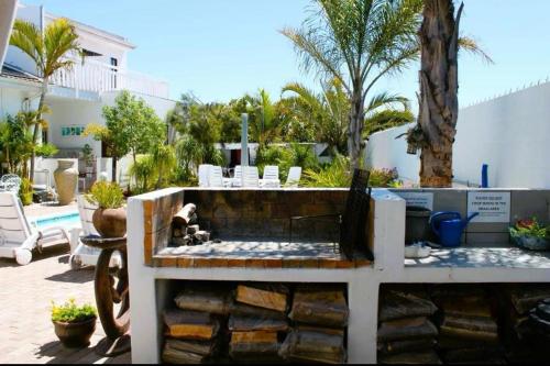 a fire pit in the middle of a yard at Au Plais De Langebaan at Palm Tree Villa in Langebaan